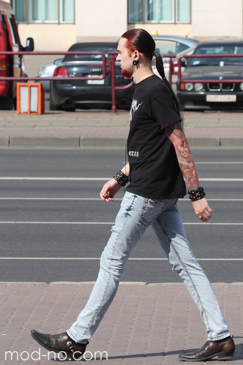 Moda en la calle en Minsk. 08/2015 (looks: camiseta negra estampada, vaquero azul claro, zapatos de tacón marrónes)