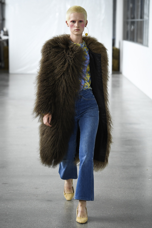 Показ Saks Potts — Copenhagen Fashion Week SS17 (наряди й образи: коричнева шуба, сіні джинси, пісочні туфлі, блонд (колір волосся), коротка стрижка)