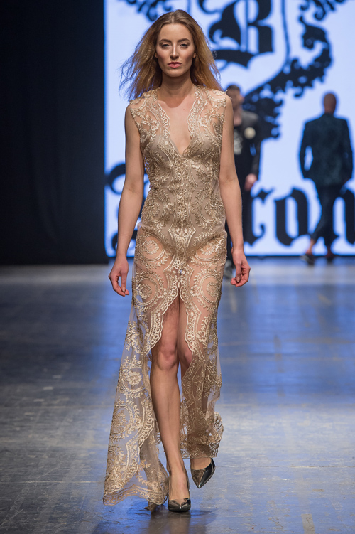 Показ Mladen Milivojević Baron — FashionPhilosophy FWP AW16/17 (наряды и образы: телесное гипюровое вечернее платье с разрезом с декольте)
