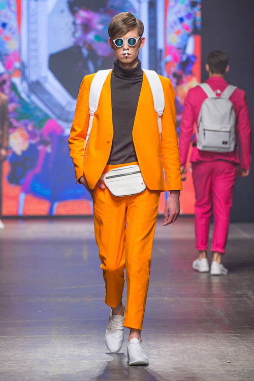 Pokaz Przemysław Nowak — FashionPhilosophy FWP AW16/17 (ubrania i obraz: golf szara, garnitur pomarańczowy, półbuty białe)