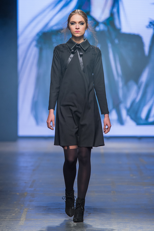 Modenschau von Natasha Pavluchenko — FashionPhilosophy FWP AW16/17 (Looks: grünes Kleid, schwarze Stiefeletten, schwarze Strumpfhose)