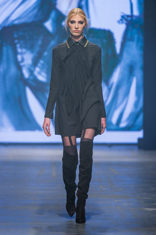Modenschau von Natasha Pavluchenko — FashionPhilosophy FWP AW16/17 (Looks: schwarze Strumpfhose mit Strumpfimitationen)