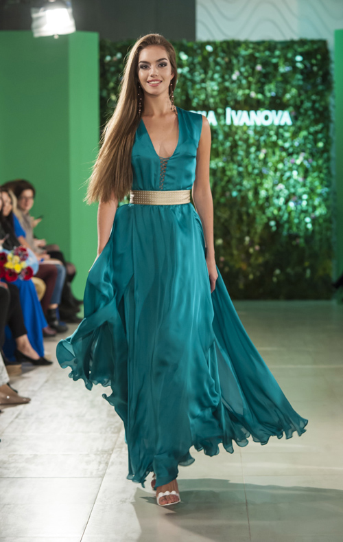 Oleksandra Kucherenko. Modenschau von Anastasiia Ivanova — Ukrainian Fashion Week SS17 (Looks: aquamarines Abendkleid)