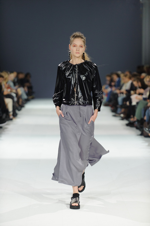 Desfile de Elena Burenina — Ukrainian Fashion Week SS17 (looks: falda midi gris)