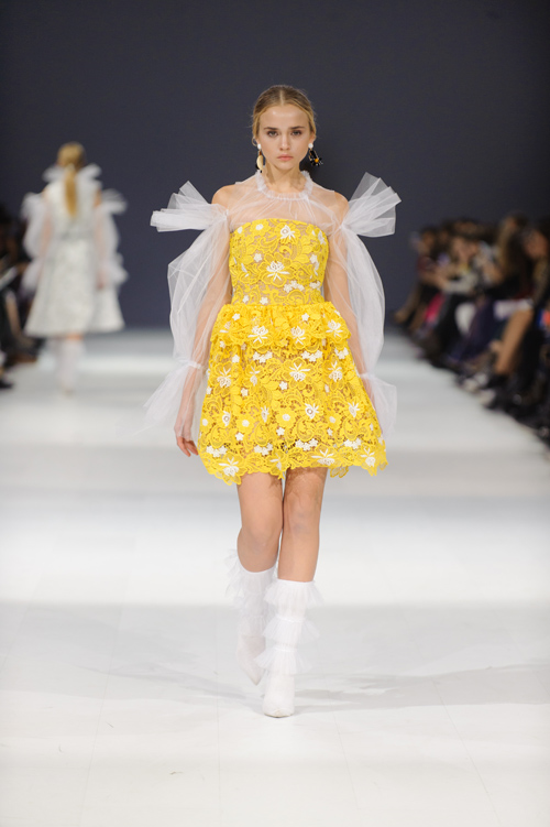 Darya Maystrenko. Modenschau von Nadya Dzyak — Ukrainian Fashion Week SS17 (Looks: gelbes Cocktailkleid mit Spitze, weiße Kniestrümpfe, weiße Pumps)