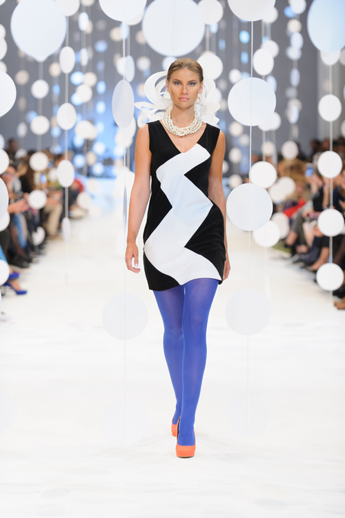 Modenschau von Zalevskiy — Ukrainian Fashion Week SS17 (Looks: , schwarz-weißes Mini Kleid, blaue Strumpfhose)