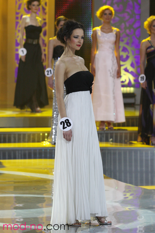 Miss Belarús 2012 (looks: vestido de noche de color blanco y negro)