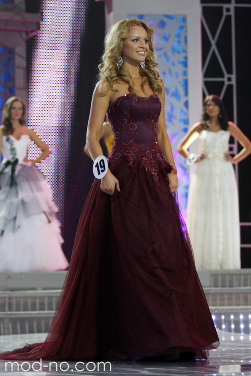 Olga Nikiforova. Miss Belarús 2012 (looks: vestido de noche burdeos)