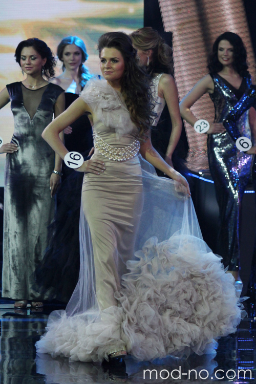 Julia Vergeenko. Miss Belarús 2014 (looks: vestido de noche beis)