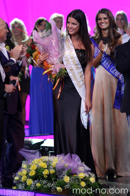 Tanya Davydenko. Miss Minsk 2011 (looks: vestido de noche negro)