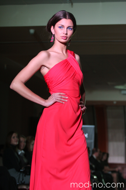 Ksenia Pochebut (looks: vestido de noche rojo)