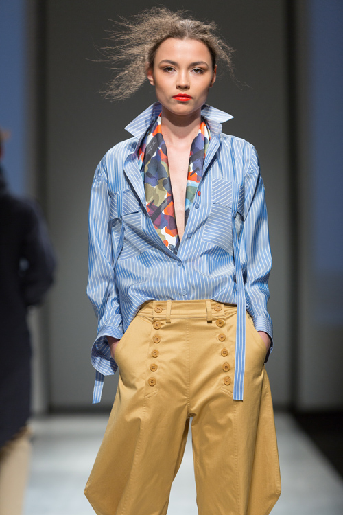 Показ Talented — Riga Fashion Week AW17/18 (наряды и образы: песочные брюки, полосатая сине-белая блуза)