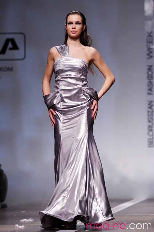Wolga Simakowa (ubrania i obraz: suknia wieczorowa srebrna)
