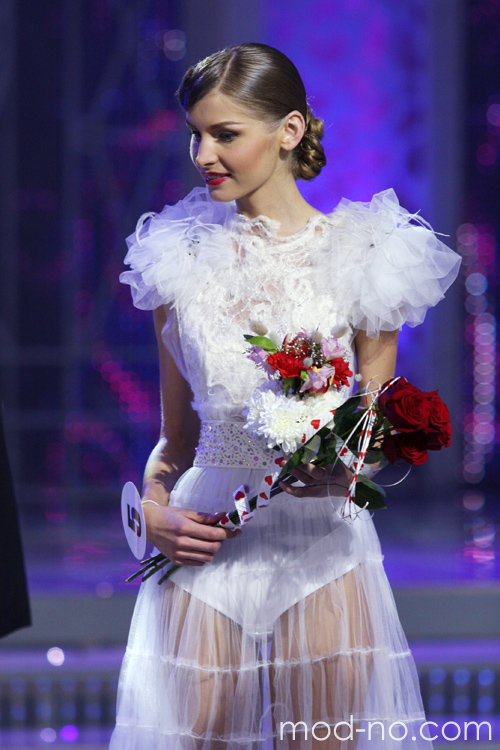 Dzina Zhukouskaya (looks: white wedding dress)