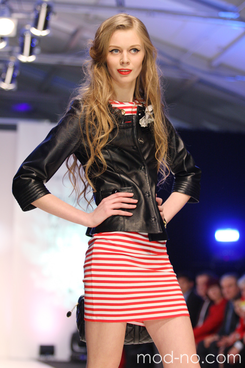 15.04.2011. skórzana kurtka (ubrania i obraz: sukienka mini pasiasta czerwono-biała)