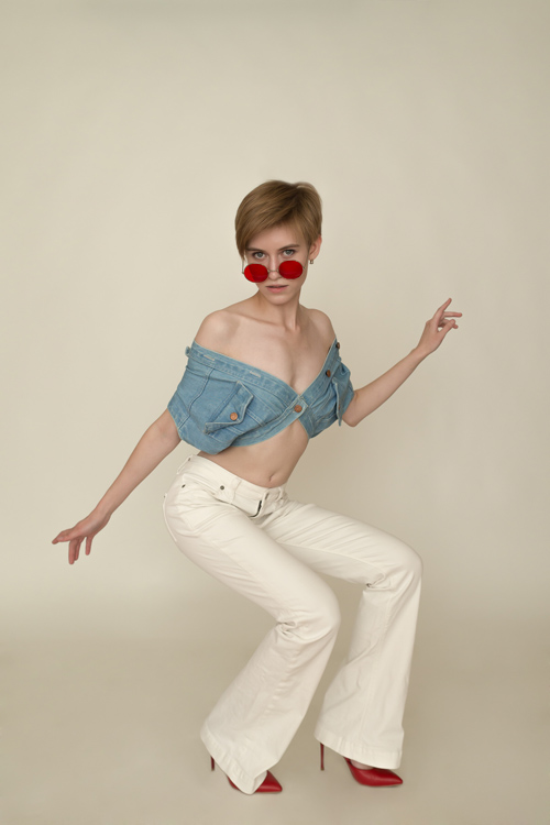 Фотосесія. VOGUE & RETRO (наряди й образи: білі джинси, червоні шпильки, коротка стрижка)